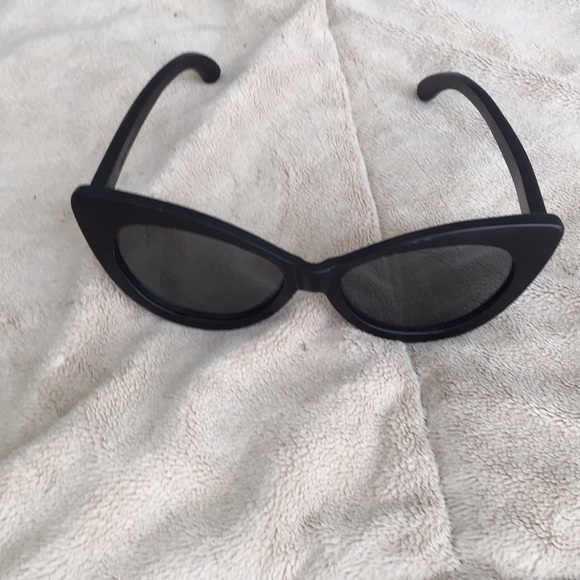 Nini Nguyen Catseye sunglasses 😎 - Picture 4 of 5
